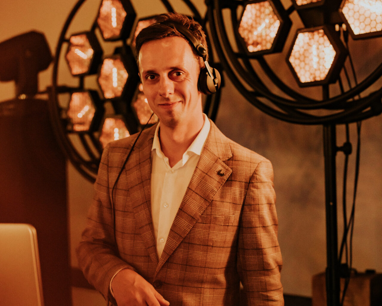 DJ Lekko Gra na weselu przy swojej konsoli. 