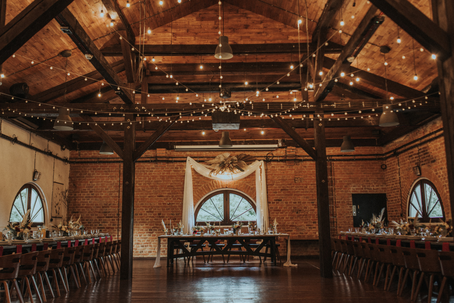 Slow Wedding Lekko Gra Tom Wave DJ na Wesele Wesele bez disco polo wesele boho wesele rustykalne alternatywny dj dj bez disco polo stodoła folwark Stara Kruszarnia 104