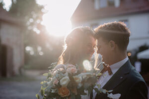 Para młoda na ceremonii Slow Wedding w naturalnym otoczeniu