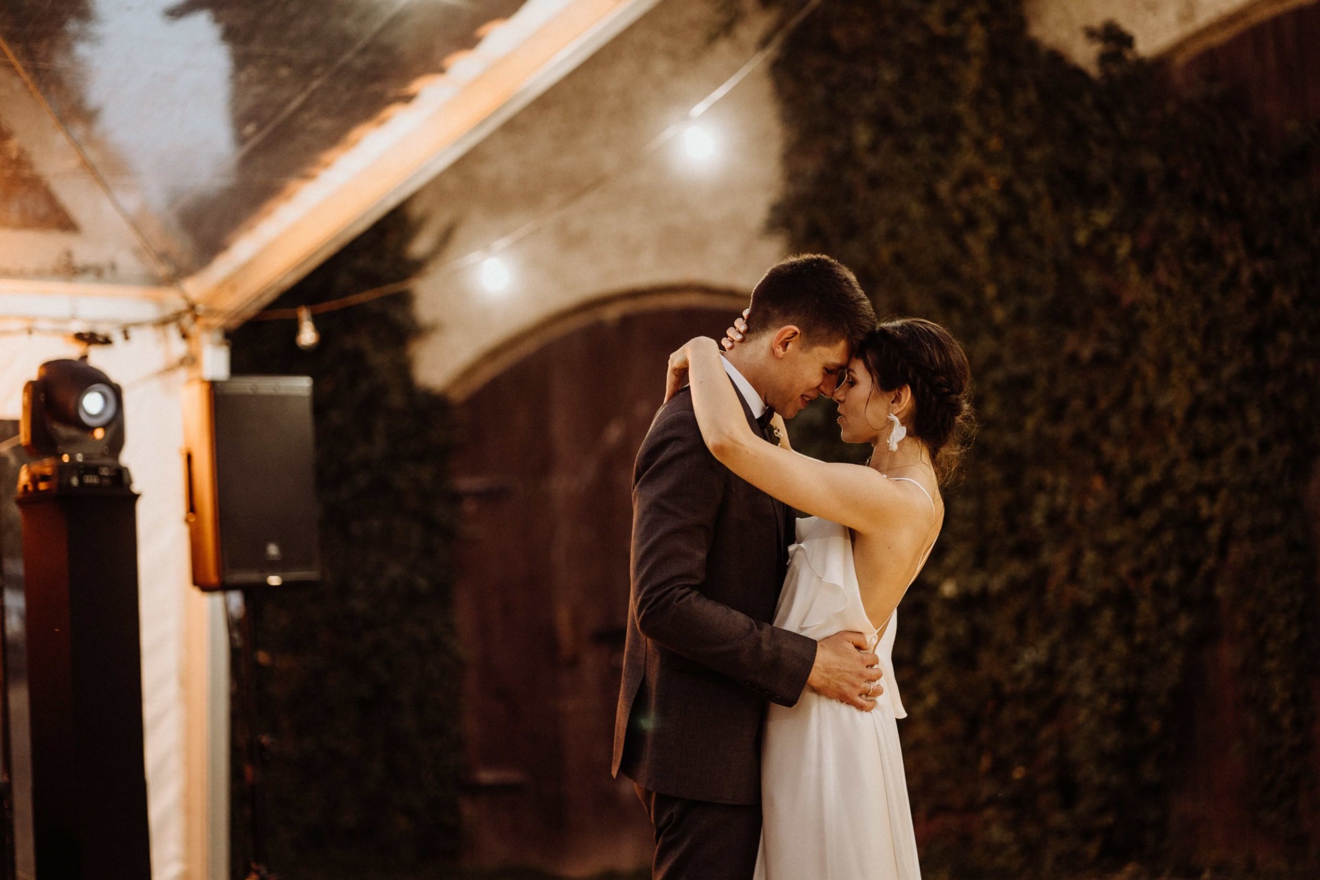 Nowożeńcy podczas romantycznego tańca