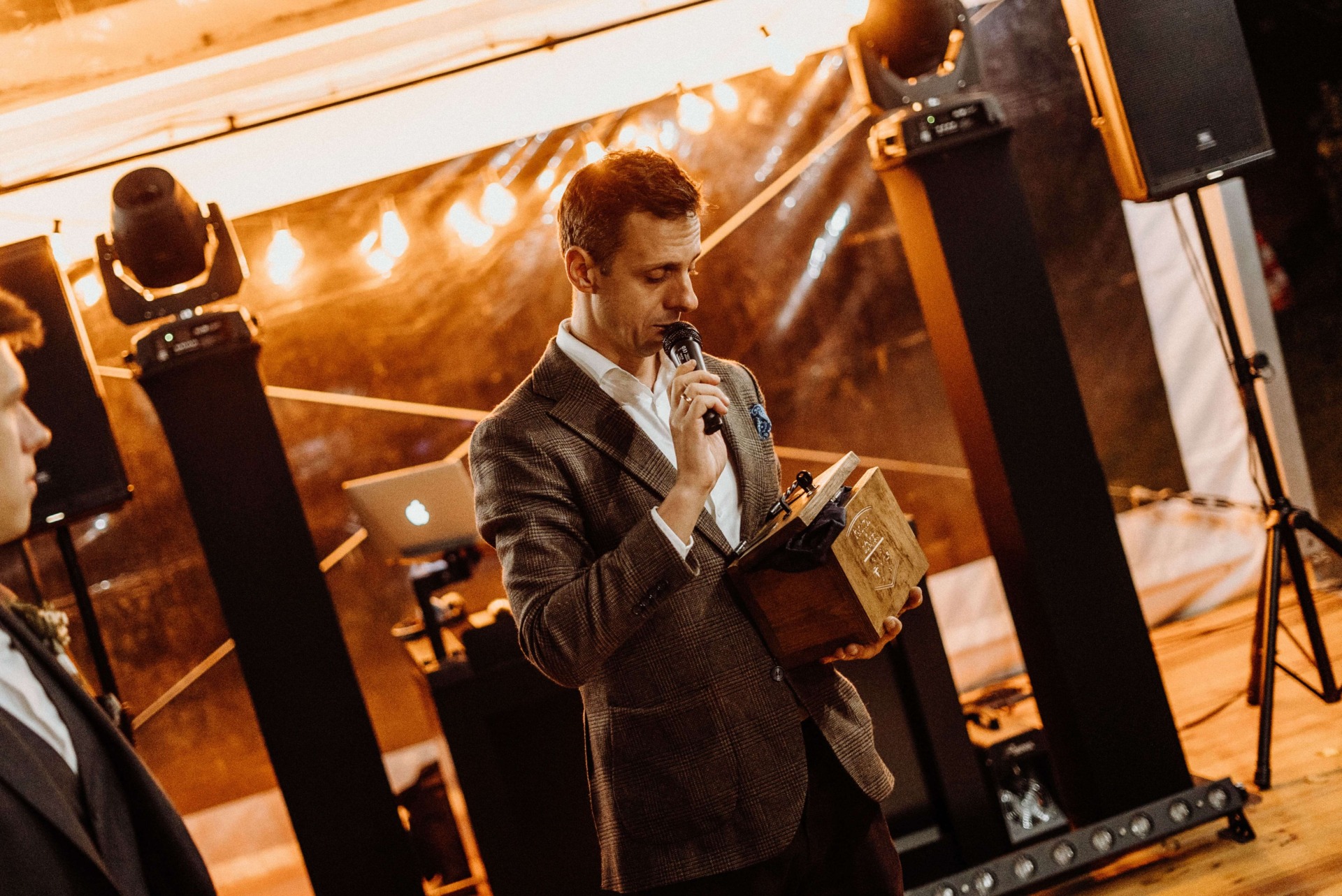 Slow Wedding Lekko Gra Tom Wave Maciej Tom DJ na Wesele Wesele bez disco polo wesele boho wesele rustykalne alternatywny dj dj bez disco polo stodoła folwark 305