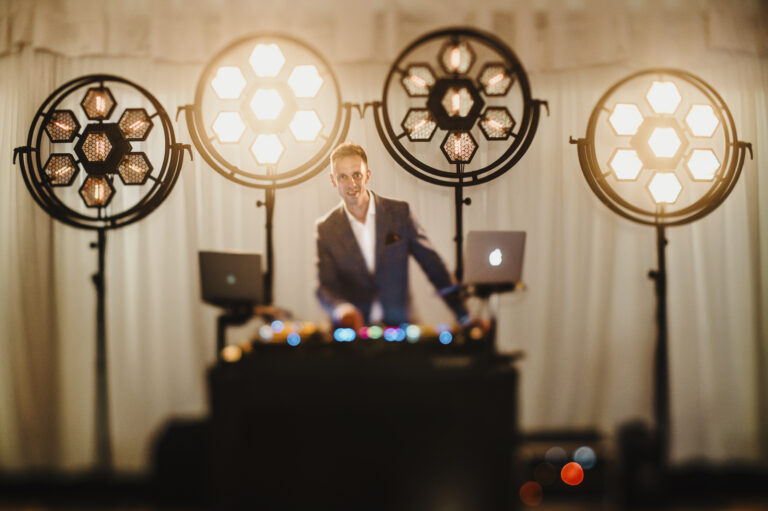 DJ na weselu kontrolujący muzykę i atmosferę na parkiecie