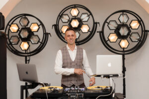 DJ obserwujący reakcje gości i dobierający muzykę podczas wesela