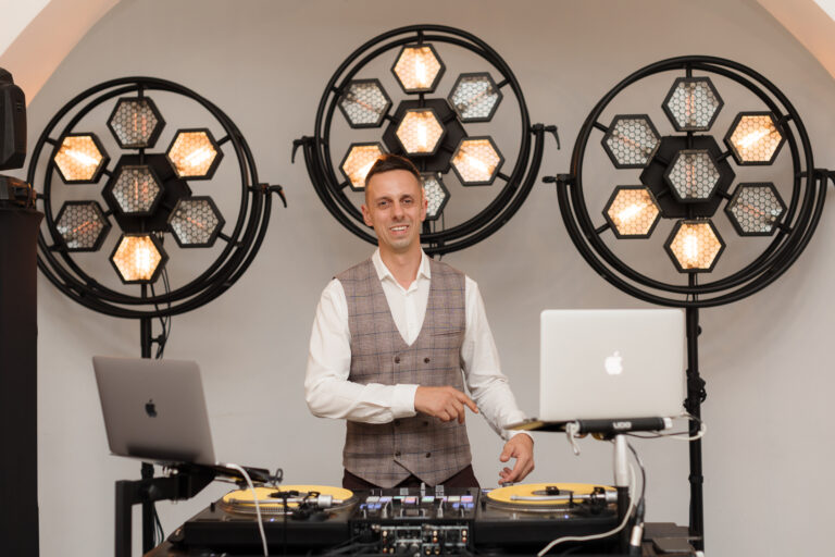 DJ obserwujący reakcje gości i dobierający muzykę podczas wesela