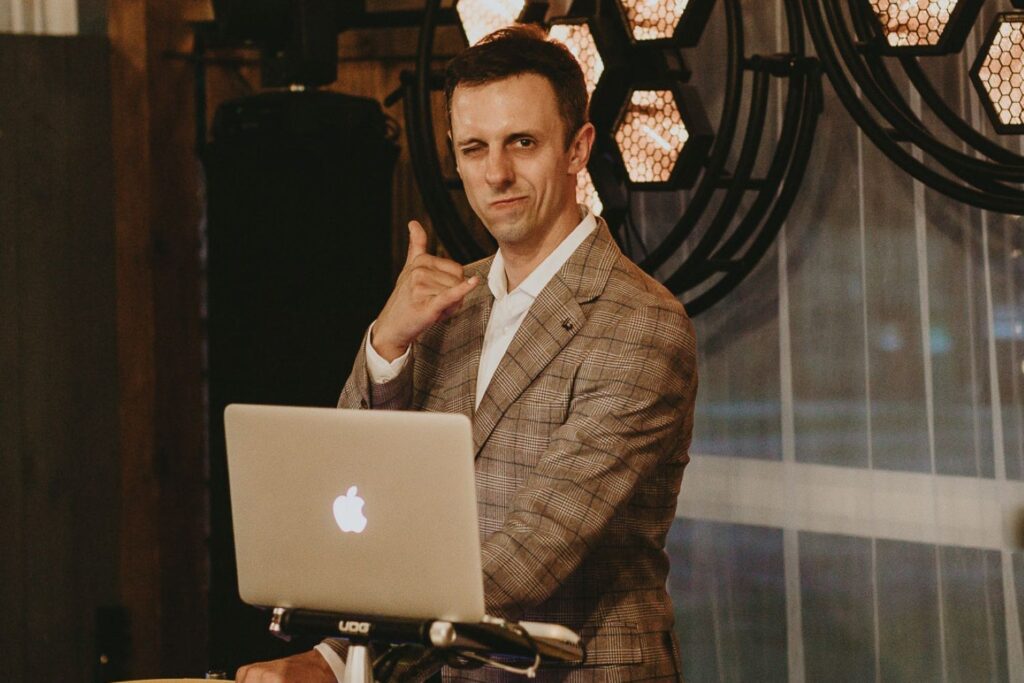 Elegancki DJ na wesele podczas przyjęcia