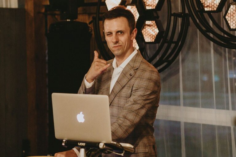 Elegancki DJ na wesele podczas przyjęcia