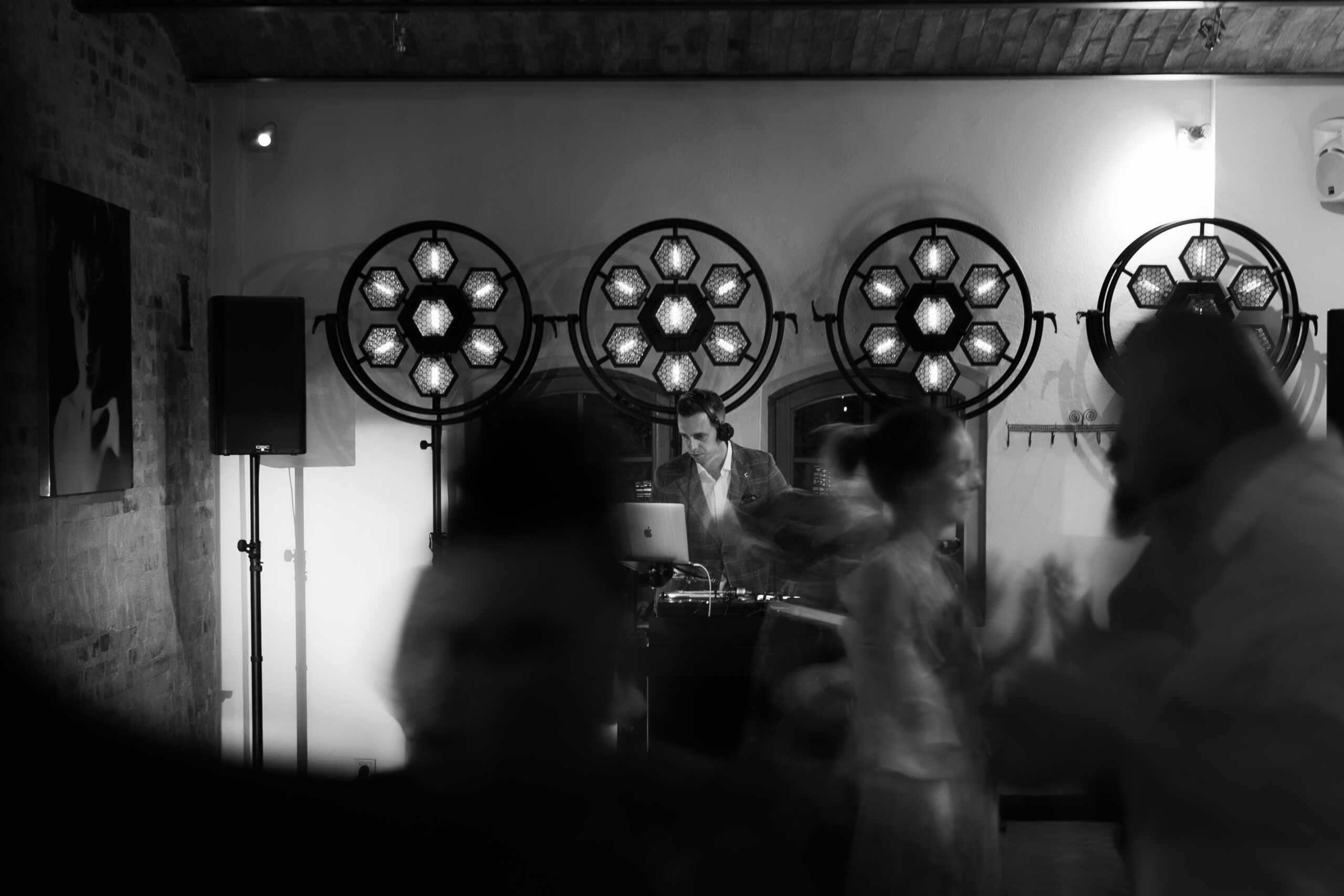DJ miksujący utwory i dbający o płynność imprezy weselnej