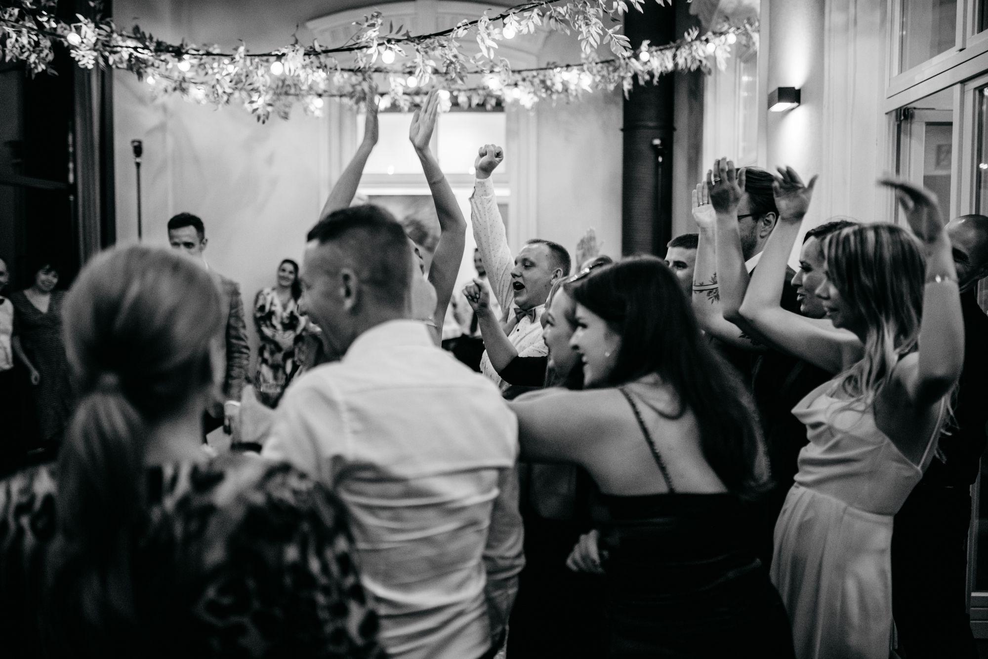 Goście tańczący podczas wesela z DJ-em