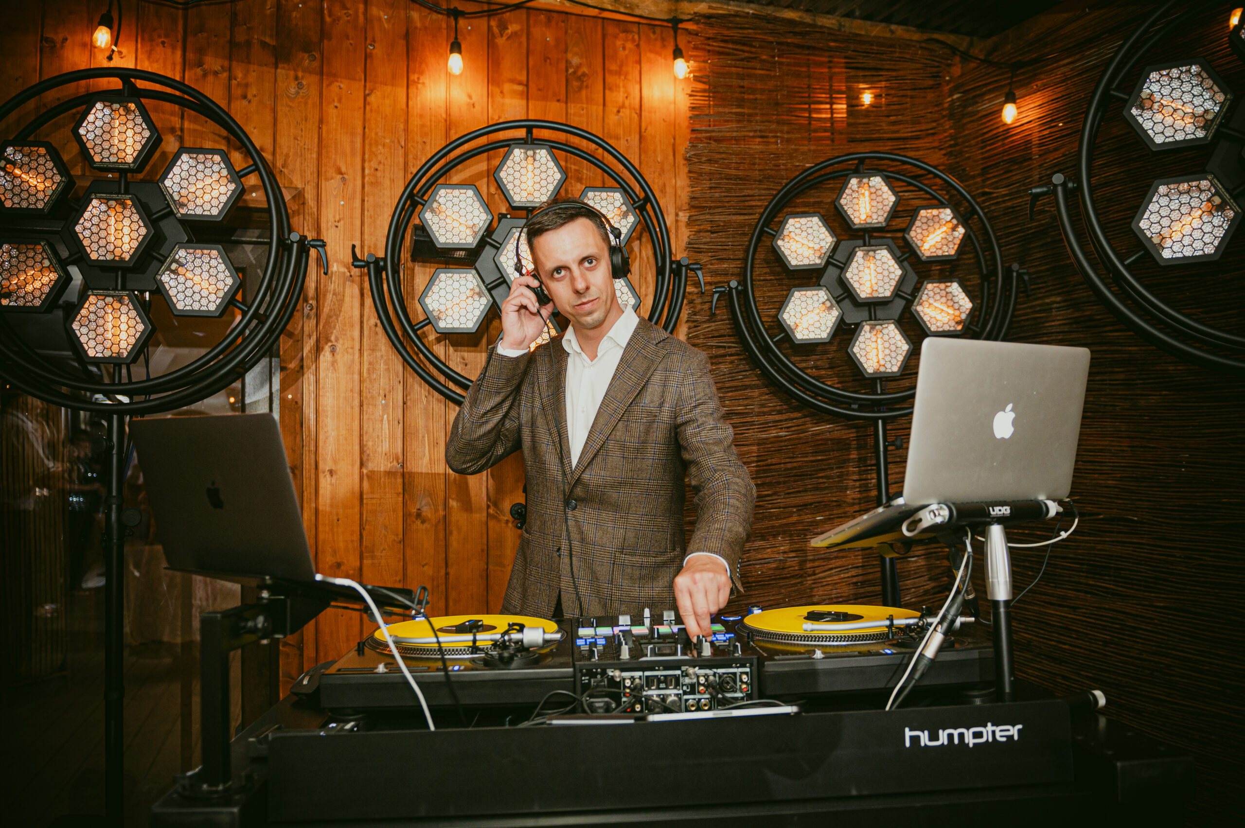 DJ obsługujący muzykę podczas przyjęcia weselnego
