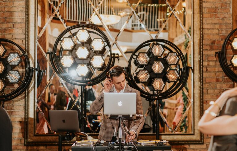 DJ miksujący muzykę podczas przyjęcia weselnego