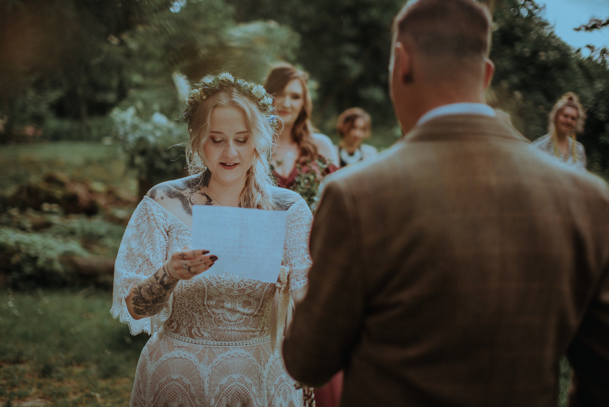 Panna młoda wypowiadająca własne słowa podczas ceremonii – przysięga ślubna