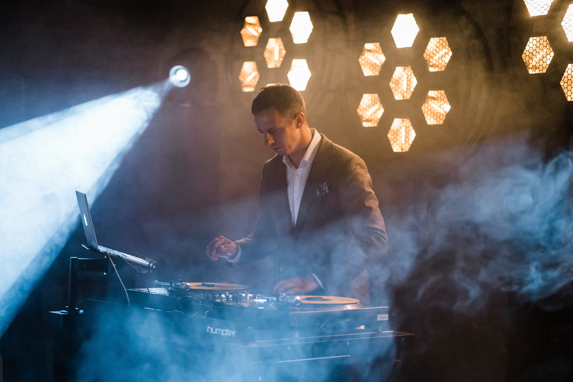 DJ, który gra na konsoli