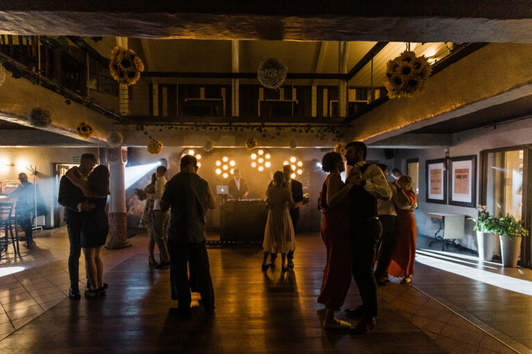 Muzyka, która uruchamia wspomnienia - psychologia zabawy weselnej