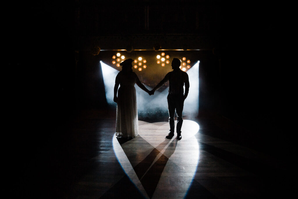 ciemna sala weselna, trochę dymu i para młoda, która zapewne zaraz będzie tańczyć