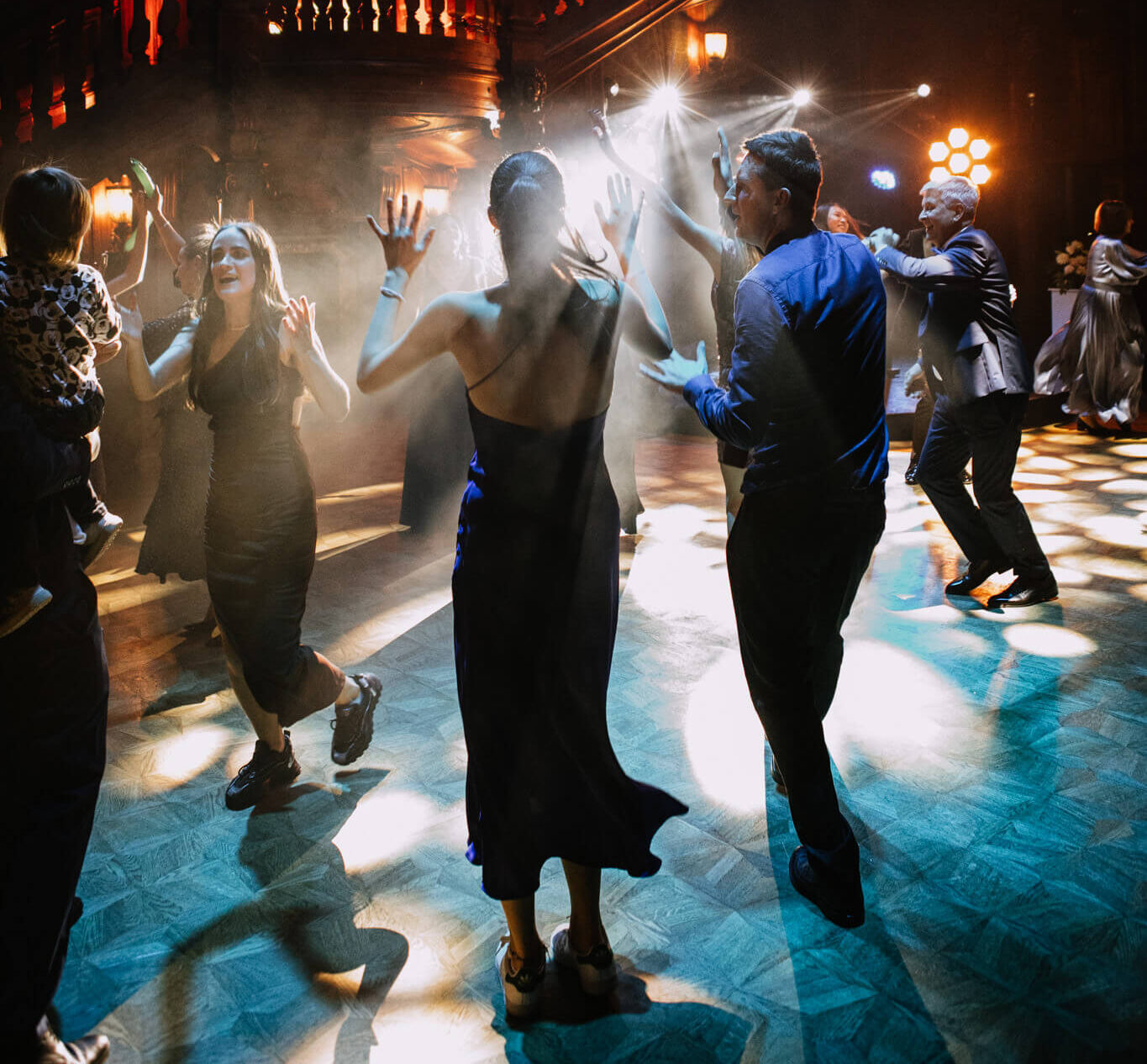 ludzie bawiący się na parkiecie sali weselnej