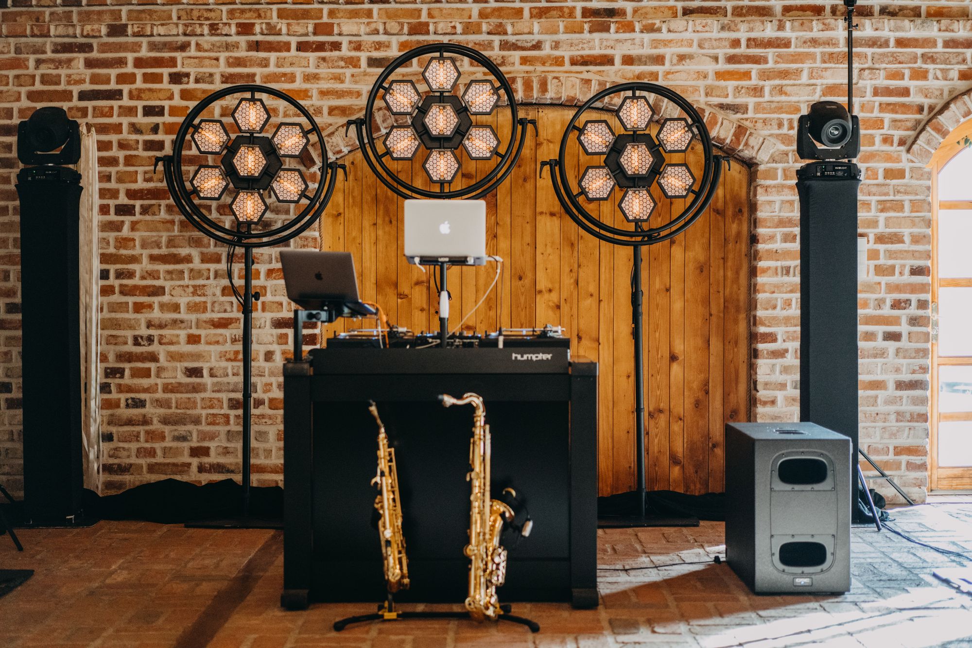 Rozstawiony sprzęt DJ-a na sali weselnej.