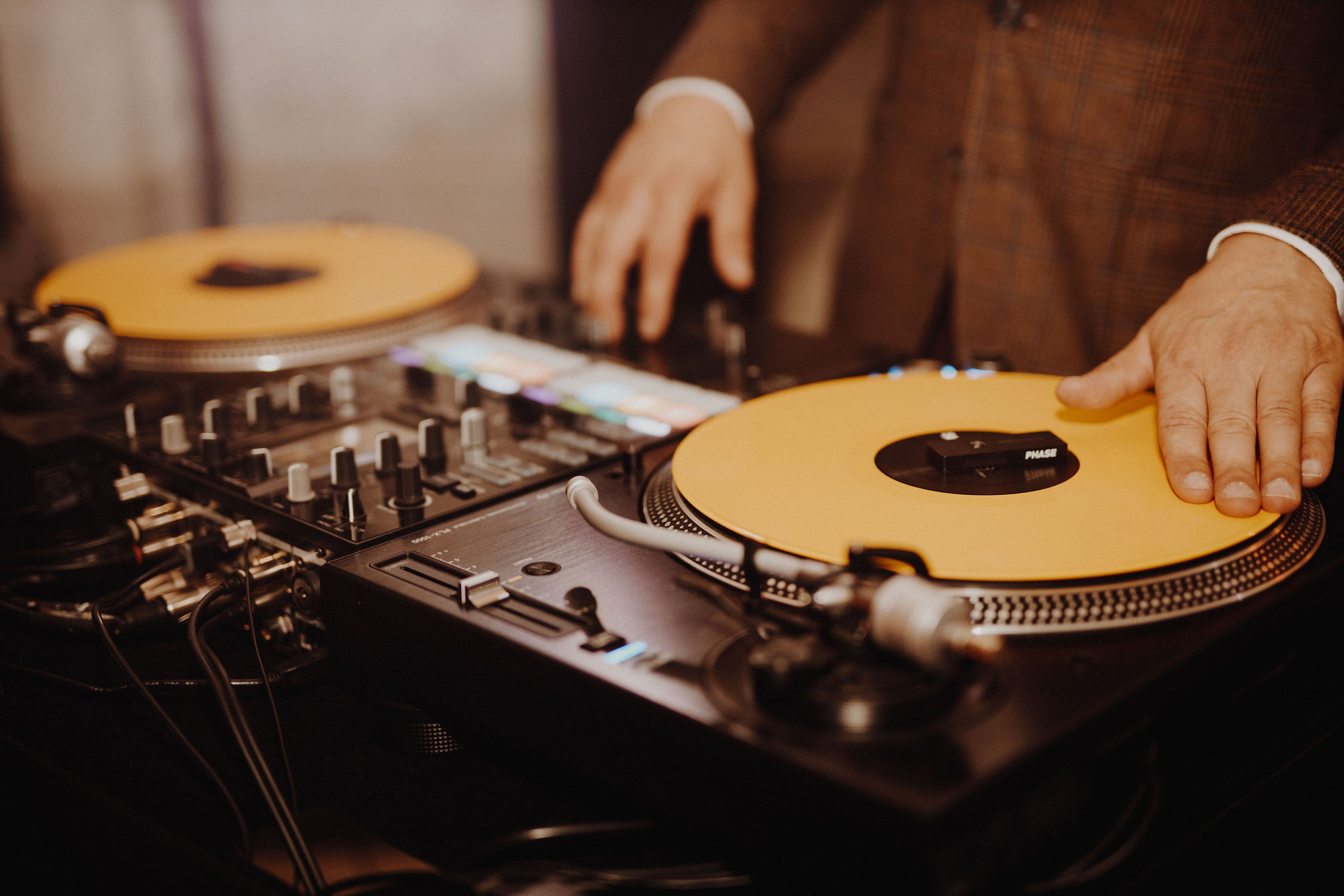 dłonie DJ-a, które "miksują" utwory