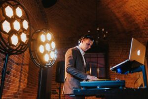 DJ na poprawiny, który pomaga utrzymać rytm i dobrą atmosferę