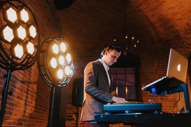 DJ na poprawiny, który pomaga utrzymać rytm i dobrą atmosferę