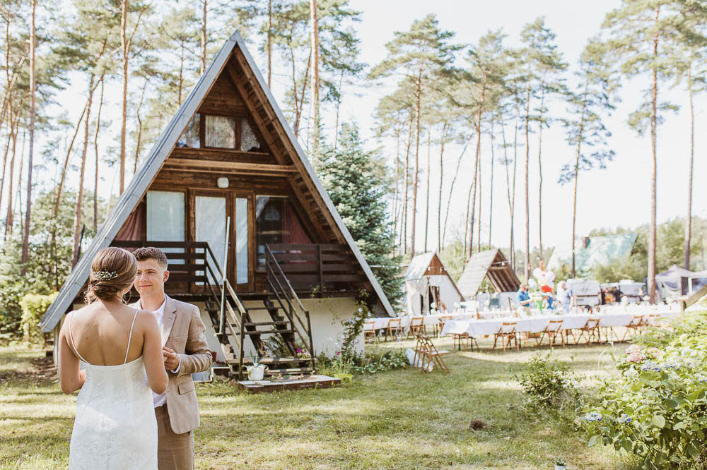 Pierwsze chwile rozpoczęcia wesela na świeżym powietrzu w naturalnej scenerii.