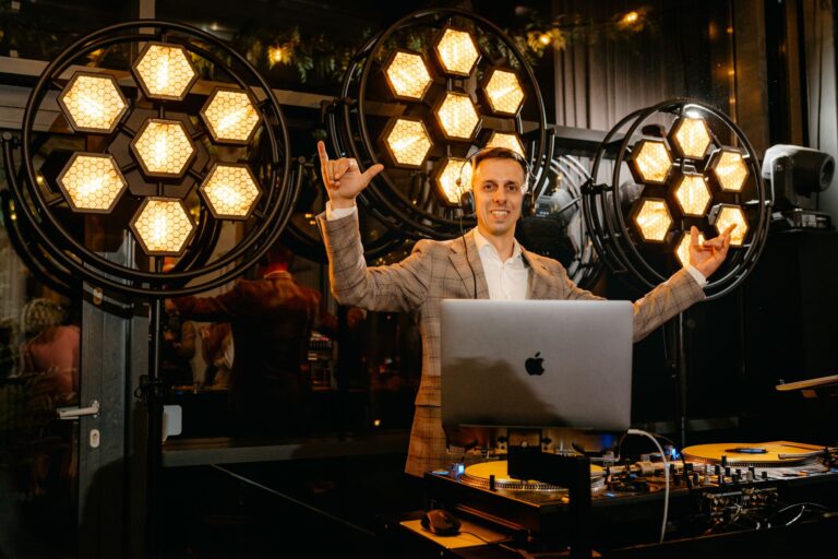 DJ prowadzący wesele. Trendy ślubne 2026