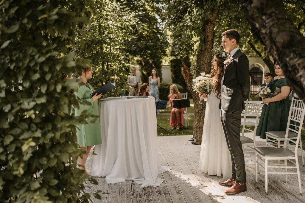 Para młoda składająca sobie osobiste przysięgi podczas ceremonii ślubnej