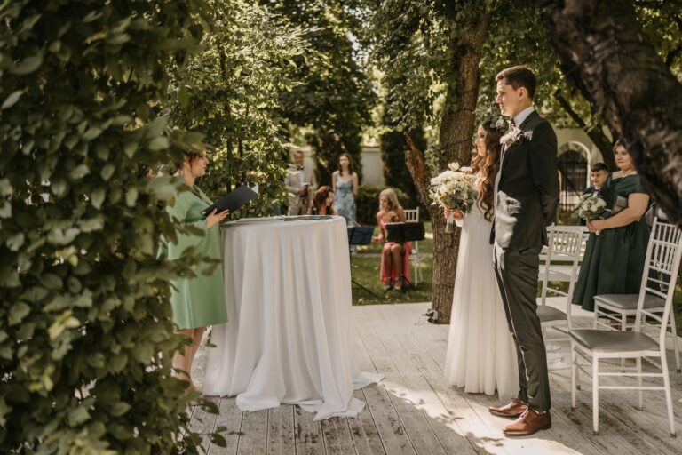 Para młoda składająca sobie osobiste przysięgi podczas ceremonii ślubnej