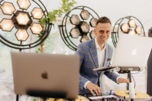 DJ na wesele w trakcie zabawy gości
