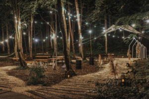 Sceneria leśna na slow wedding